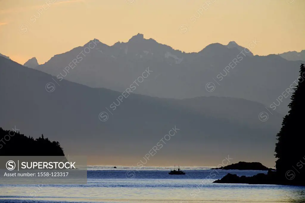 USA, Alaska, coast, Stephen´s passage, sea, overview, gaze Coast Mountains, silhouette, boat, twilight, summers, North America, southeast-Alaska, sout...