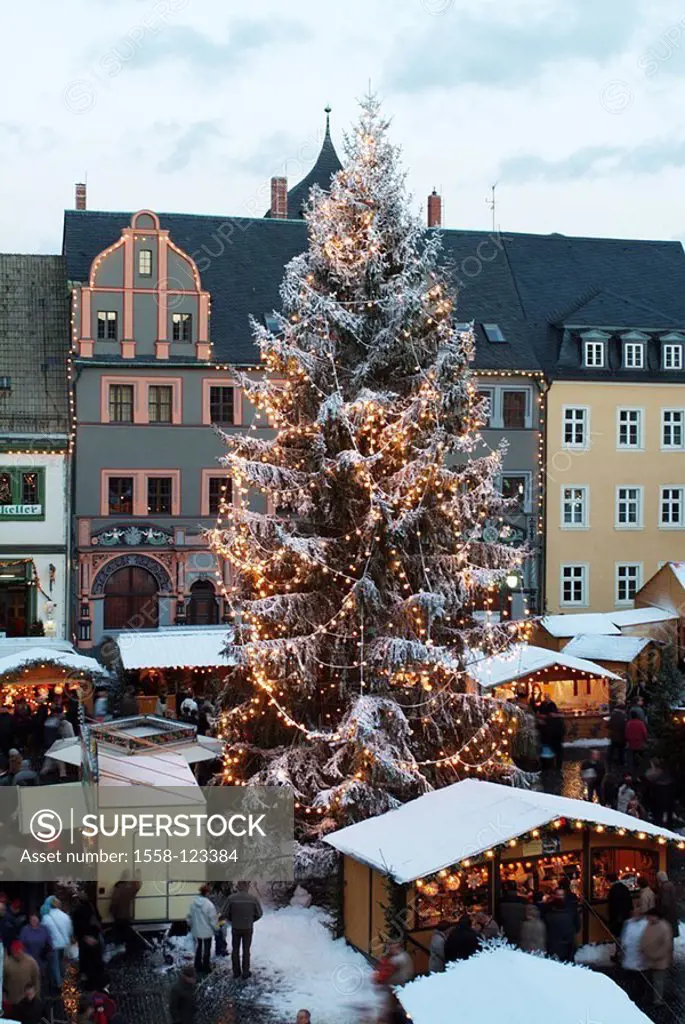 Germany, Thuringia, Weimar, Christmas-market, mood-fully, evening, overview, city, Cranach-Haus, Christmas, Christmas-tree, Christian-tree, lights, co...