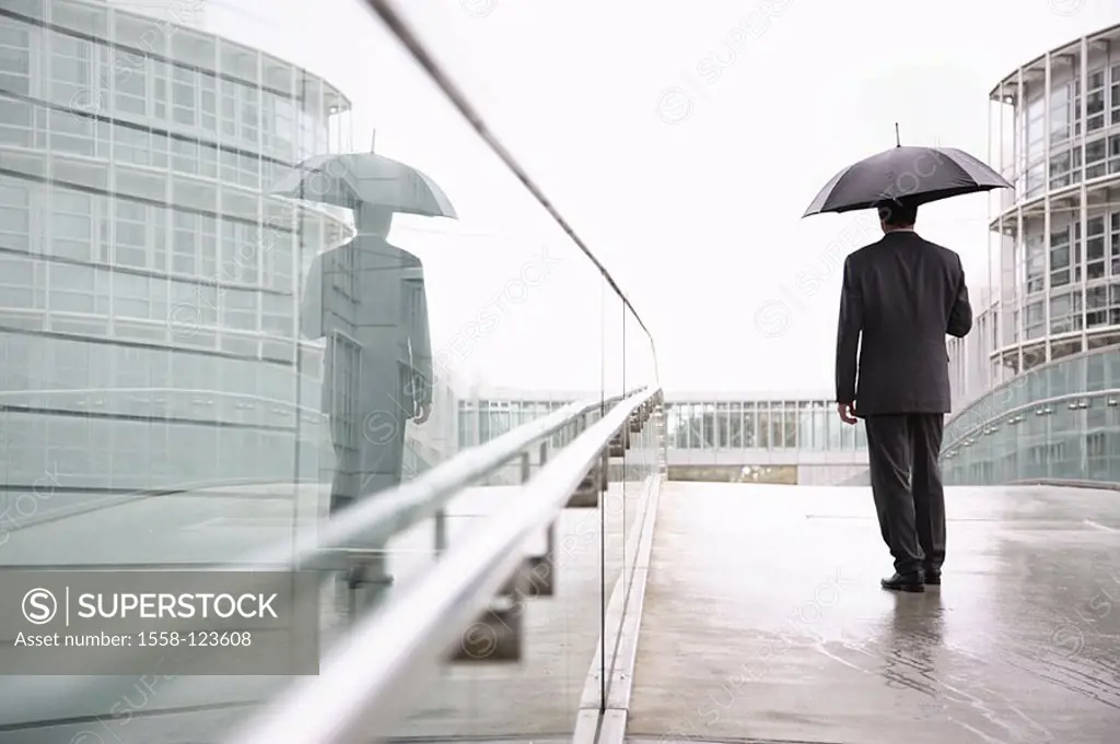 Goes businessman, umbrella, back-opinion, series, people man 30-40 years dark-haired suit, business-clothing, business, quite-bodies, business-buildin...