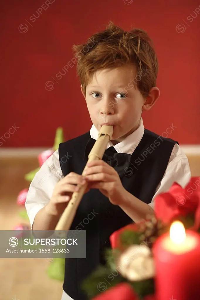 Give birth, plays festively, flute, semi-portrait, Advent-wreath, candles, hangs burns, detail, fuzziness, series, people, child, childhood, 6-8 years...