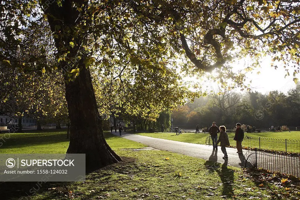 Great Britain, England, London, St  James Park pedestrians back light, Europe, city, capital, park, lawn, way, trees, foliage-trees, people, persons o...