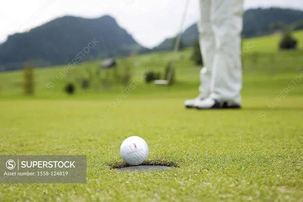 Golf course, golfers, putts, ball, get, hits, rolls detail, golf-installation highland-shaft mountains man adult, person, locks up Green, golf clubs, ...
