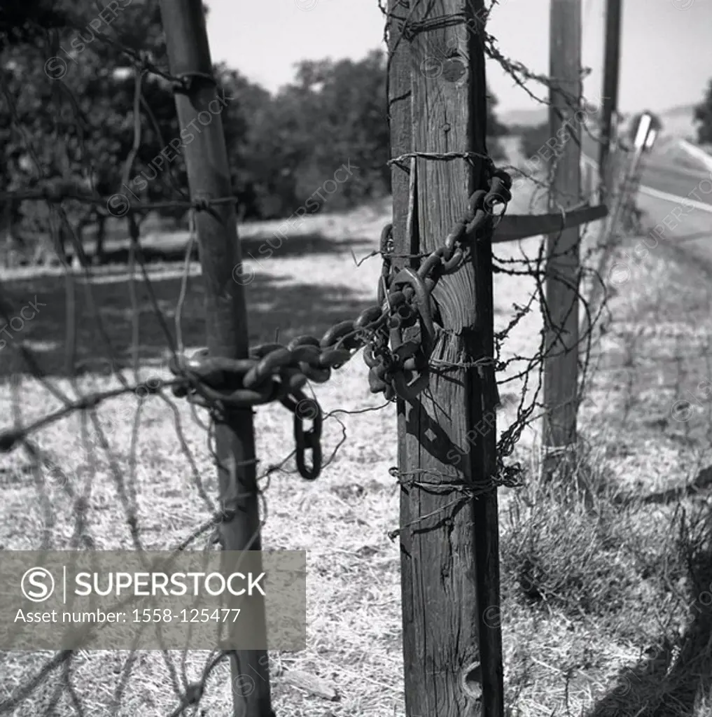 Pasture-fence, chain, detail, s/w, agriculture, meadow, pasture, property, fence, livestock-fence, enclosure, demarcation, wood-posts, fence-posts, wi...