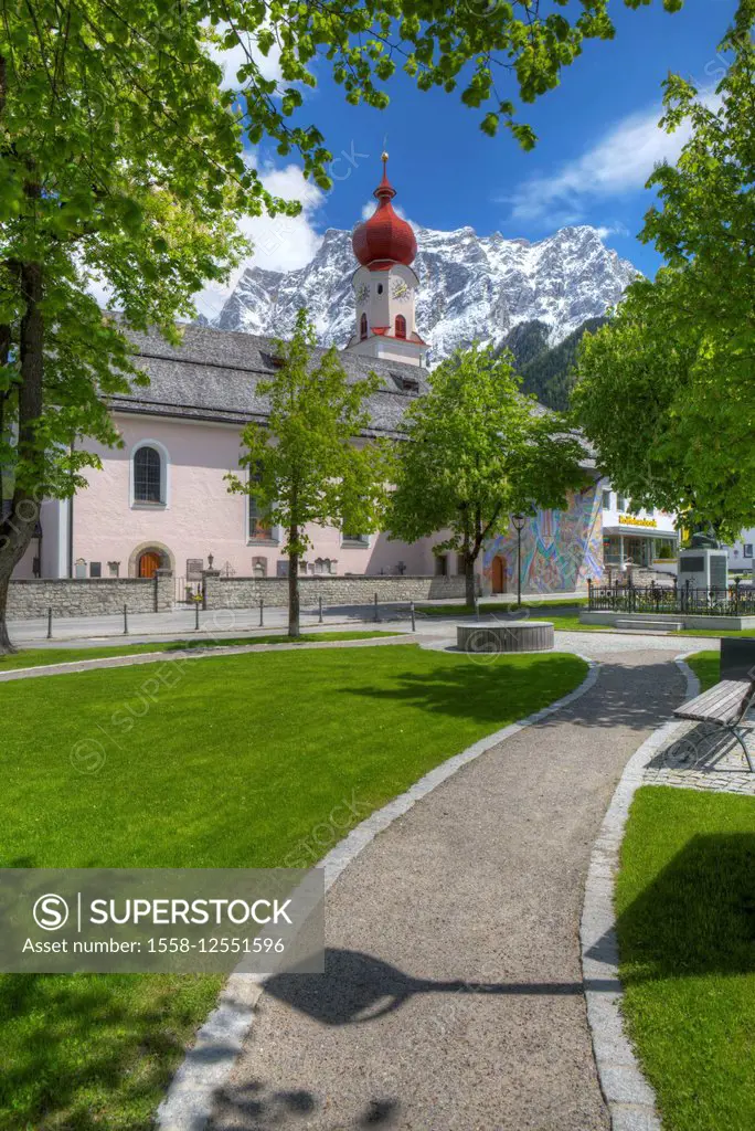 Parish church of Ehrwald, Zugspitze, mountains, Wettersteingebirge (Wetterstein mountains), Tyrol, Austria, Europe