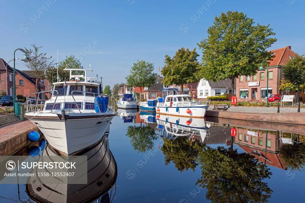 Jetty, motor ships, Westrhauderfehnkanal (canal), Rhauderfehn, Overledingerland, Eastern Frisia, Lower Saxony, Germany