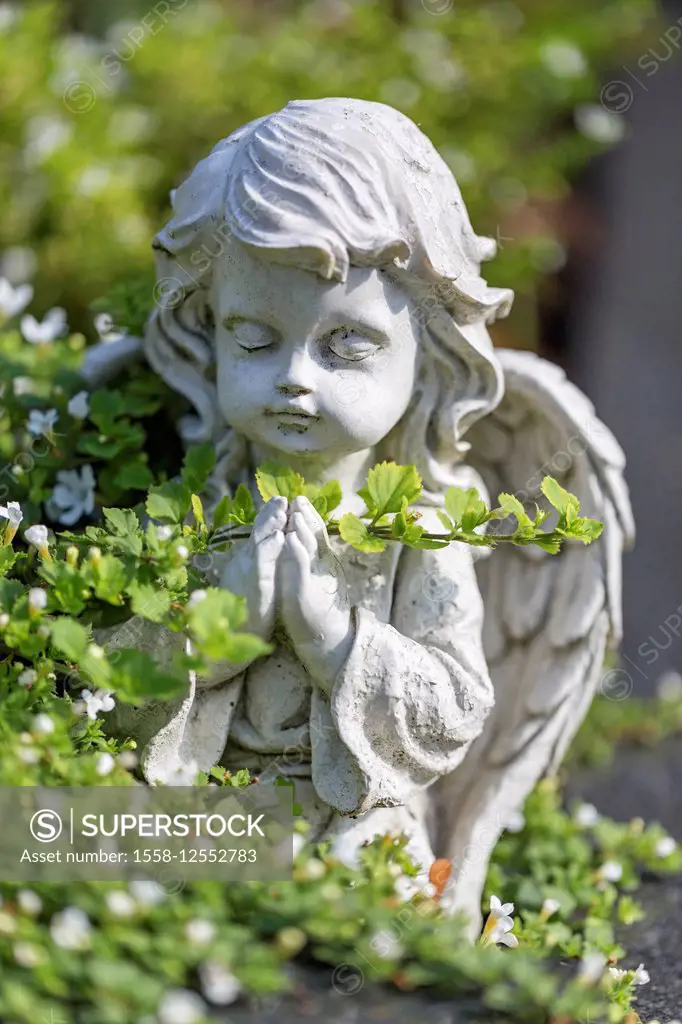 Angel figure, gravestone, cemetery of Aldenburg, Wilhelmshaven, Lower Saxony, Germany,