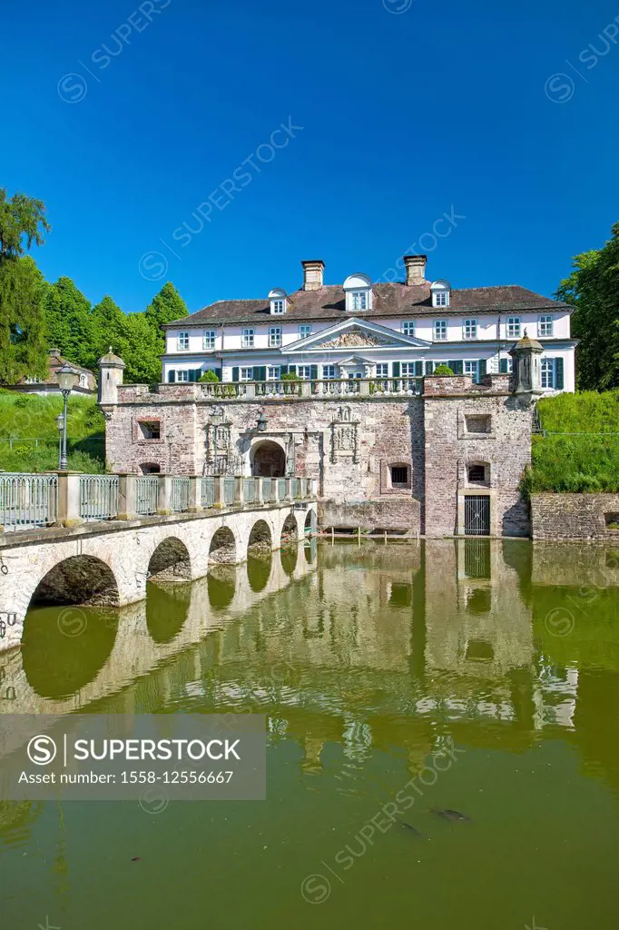Germany, Lower Saxony, Bad Pyrmont, moated castle, health resort area