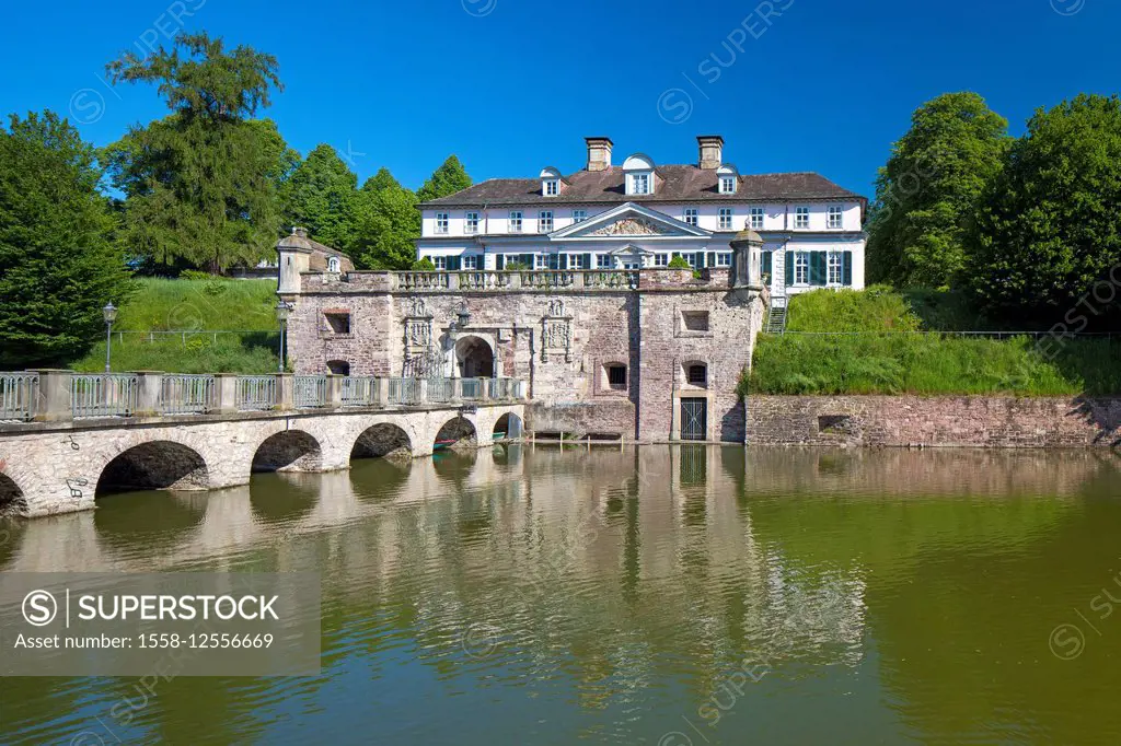 Germany, Lower Saxony, Bad Pyrmont, moated castle, health resort area