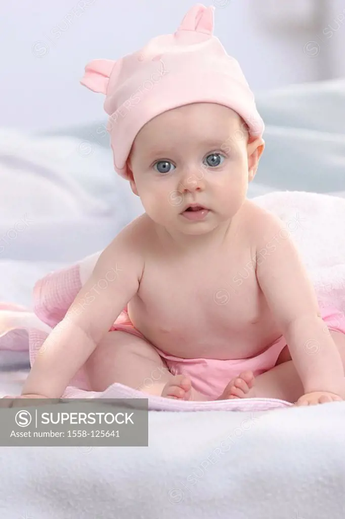 Sits baby, bed, upper bodies freely, cap, series, people, 5 months, child, headgear, pink, facial expression, childhood, freely, innocently, naturalne...