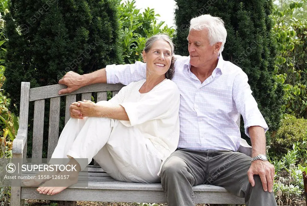 Senior-pairs, garden-bank, sit, together, relaxation series people, seniors, pair, 60-70 years, grey-haired, gaze-contact, cheerfully, love, affection...