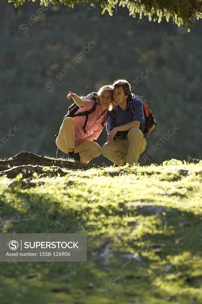 Mate, hiking, discovers, observes, crouch, gesture, shows,