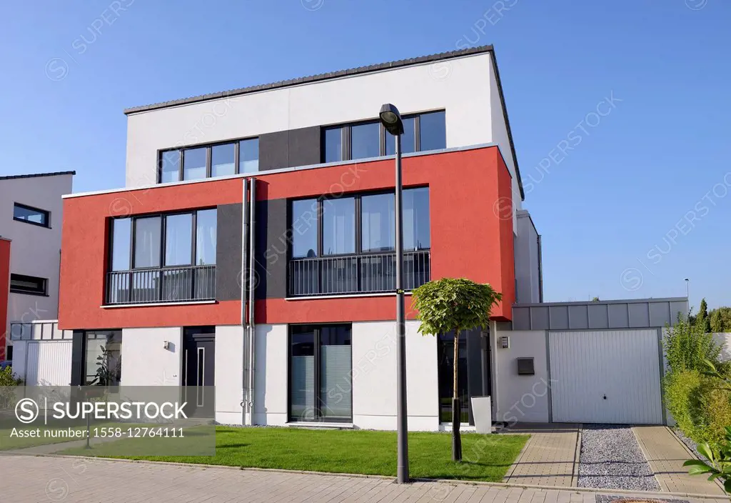Modern house with garage, Germany, North Rhine-Westphalia, Cologne