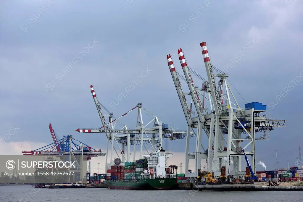 Dock grounds and cranes in the harbour of Hamburg, Germany, Europe