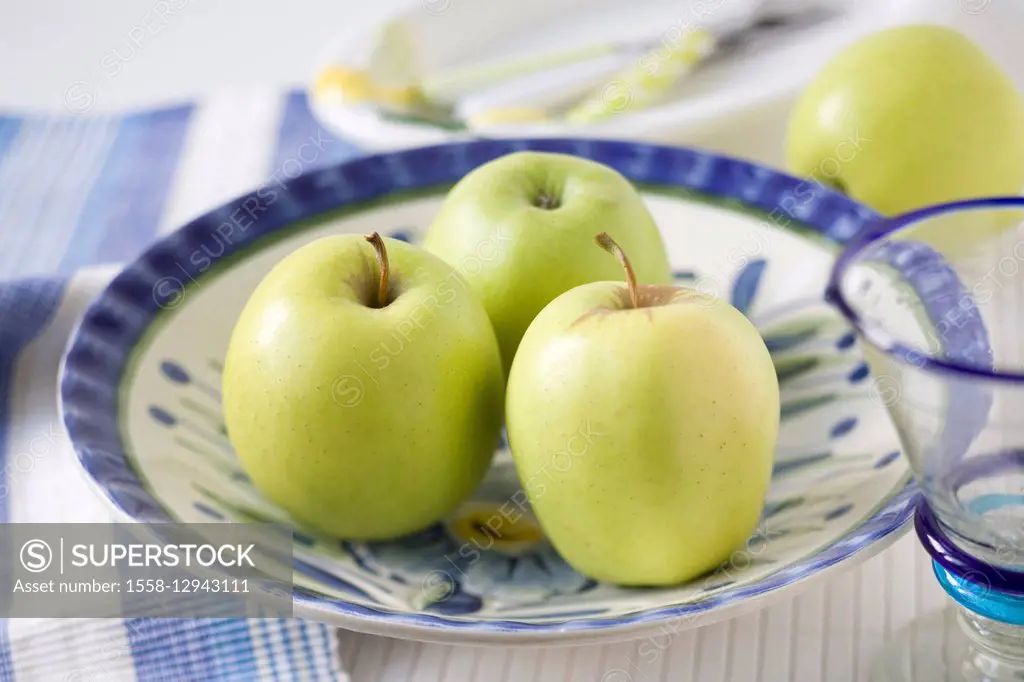 Bowl with fresh apples