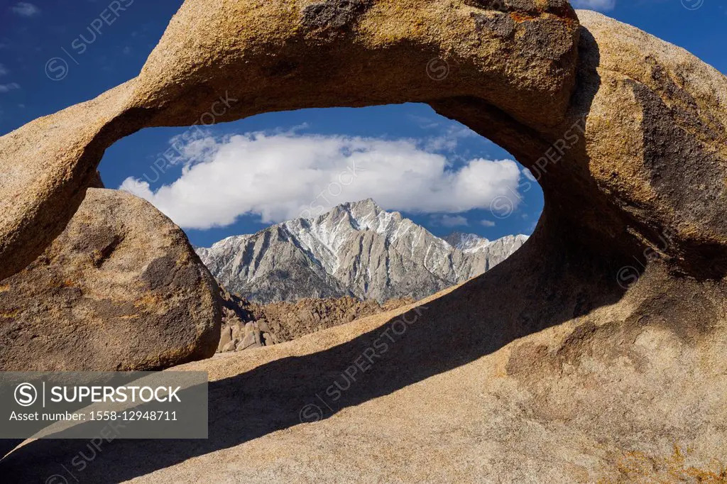 Tunnabora Peak, Mobius Arch, Alabama Hills, near Lone Pine, Sierra Nevada, California, USA