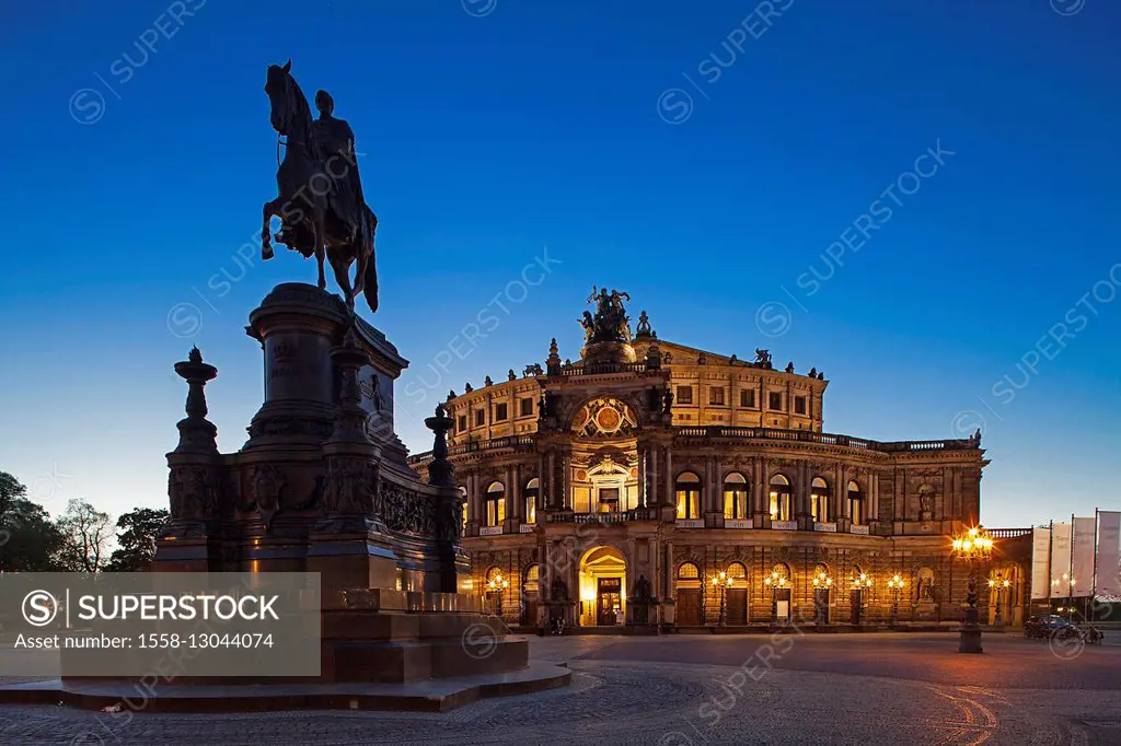 Dresden Semperoper by night,