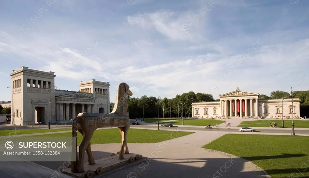 Germany, Bavaria, Munich, Königsplatz, Glyptothek, Propyläen, Trojan horse,