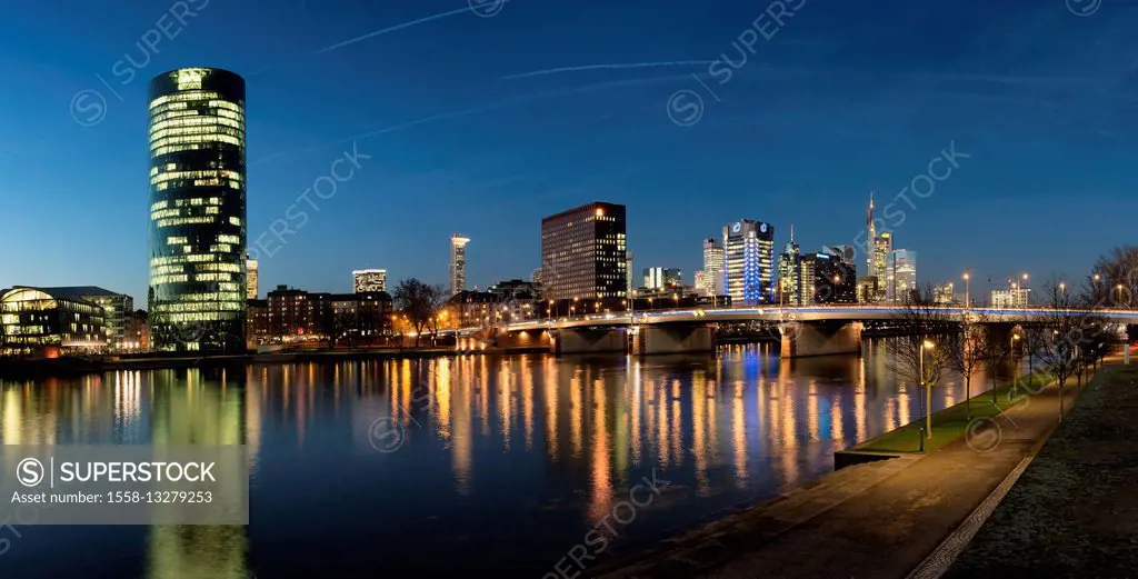 Germany, Hessen, Frankfurt on the Main, Westhafen with the Westhafen Tower and the skyline