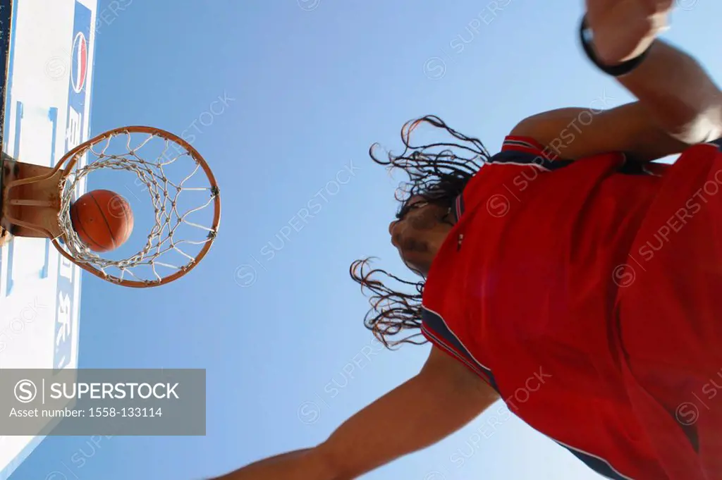 Basketball-players, basket-throw, from below,