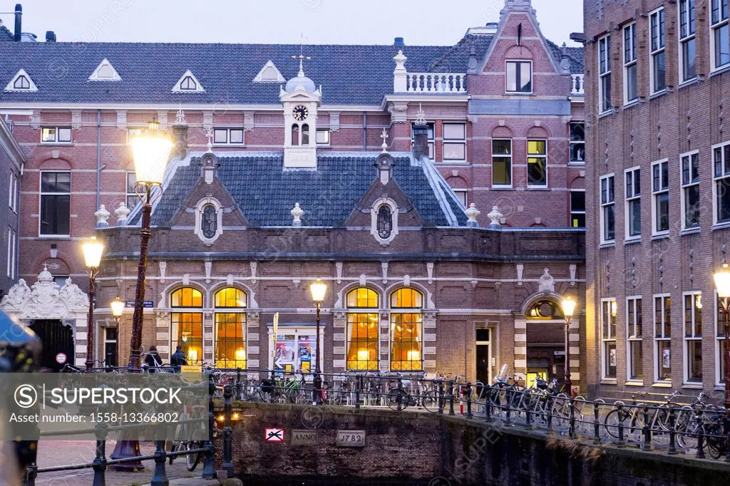 Univerare sitting of Amsterdam, Grimburgwal, dusk, Amsterdam, Holland, Netherlands