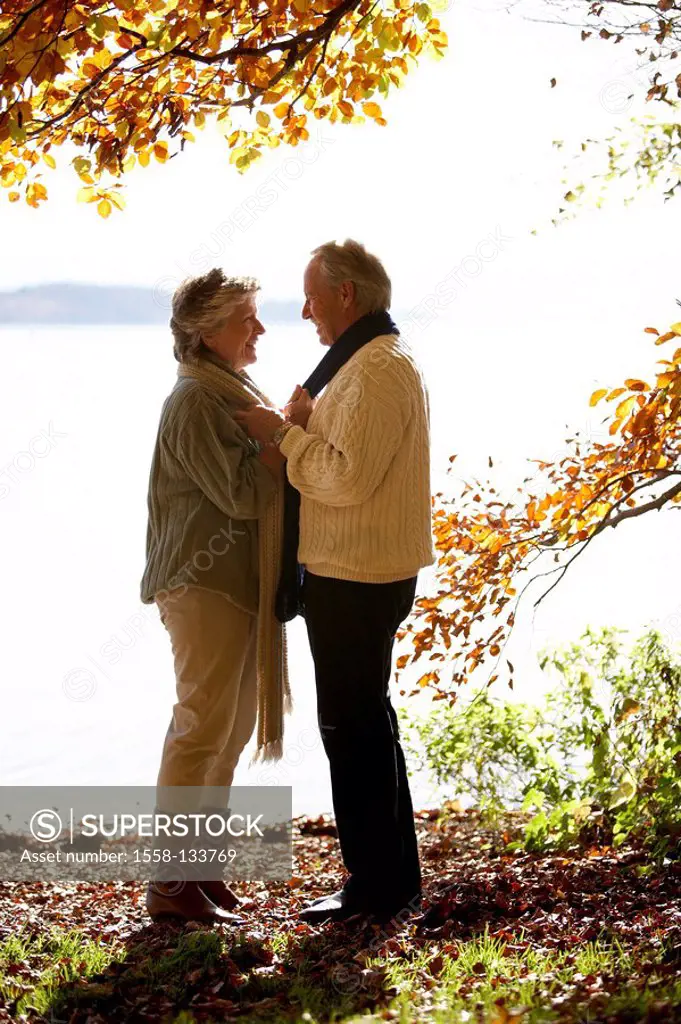 lake, shore, senior couple, stands, happily, eye contact, cheerfully, falling in love, jokes, scarfs, clings, side-opinion, autumn, pension, people, 6...
