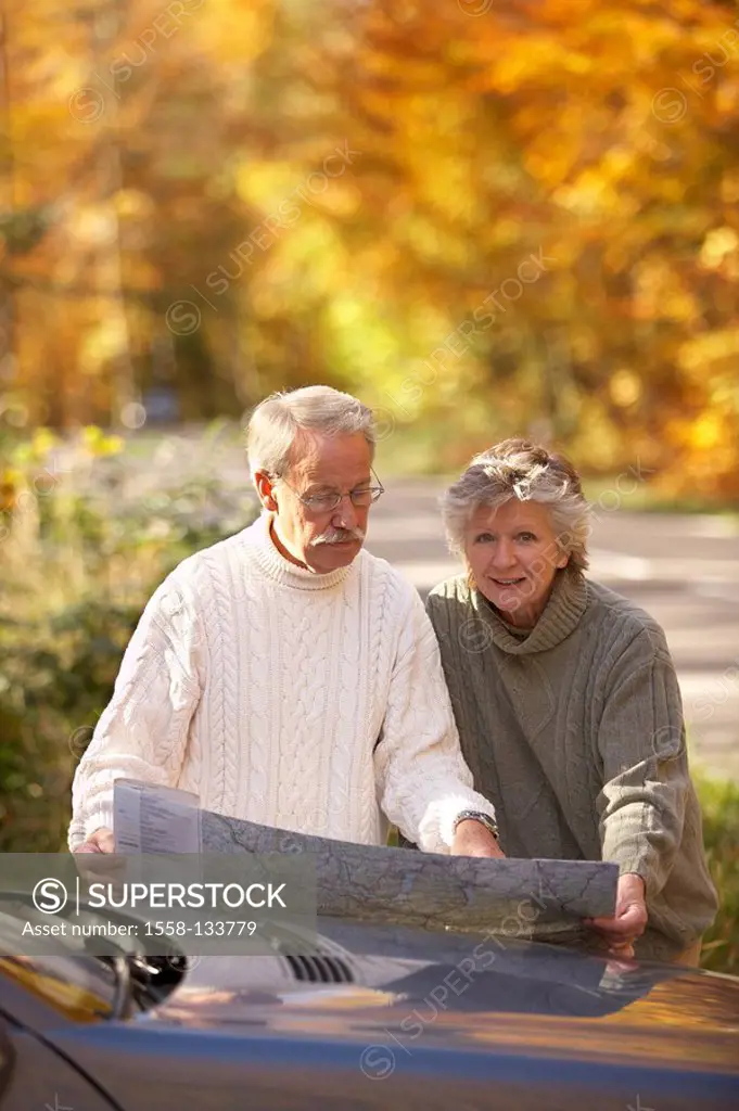 Country road, roadside, senior couple, car, detail, itinerary, reading, together, semi-portrait autumn pension, people, 66 years, 60-70 years, seniors...