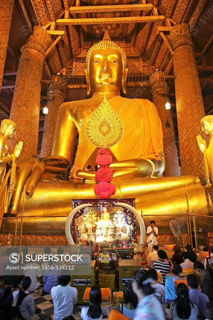 Thailand, Ayutthaya, wade Phanang Choeng, temples, indoors, statue of buddha, believers,