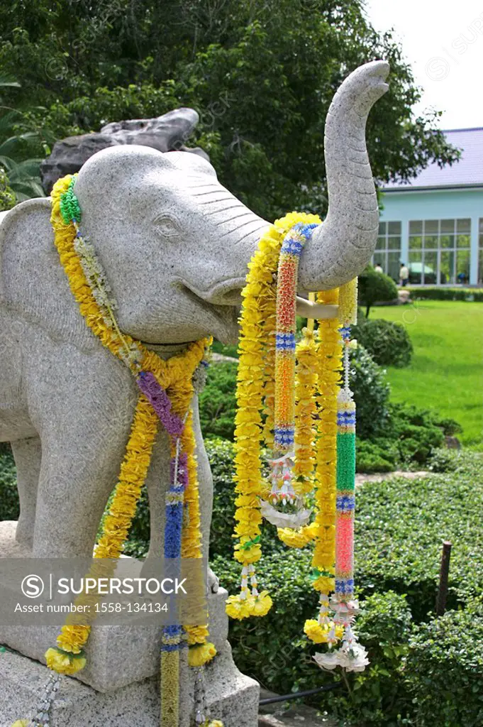 Thailand, Wat Yansangwararam, stone-figure elephant sacrifices flower-chains,