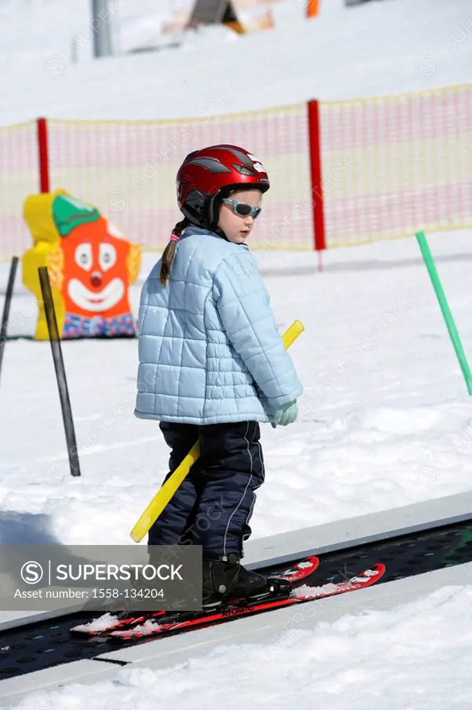 Child, ski course, pole, elevator,
