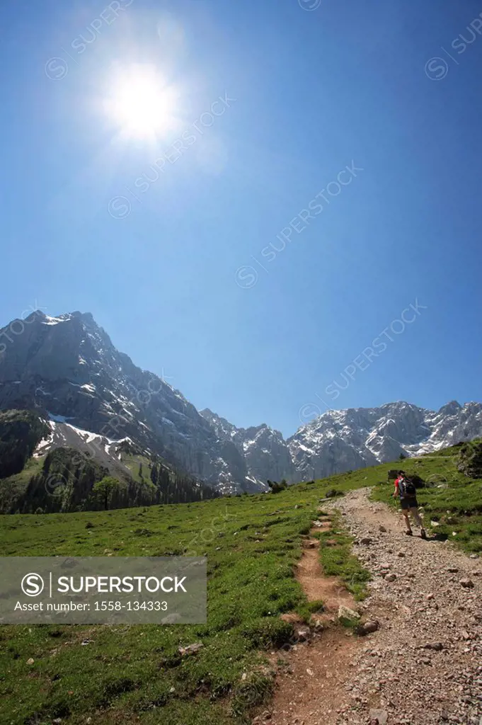 Austria, Tyrol, Karwendelgebirge, mountain-hikers, hikes, back view, Grubenkar top, back light summer Karwendel mountains mountains, mountain-panorama...