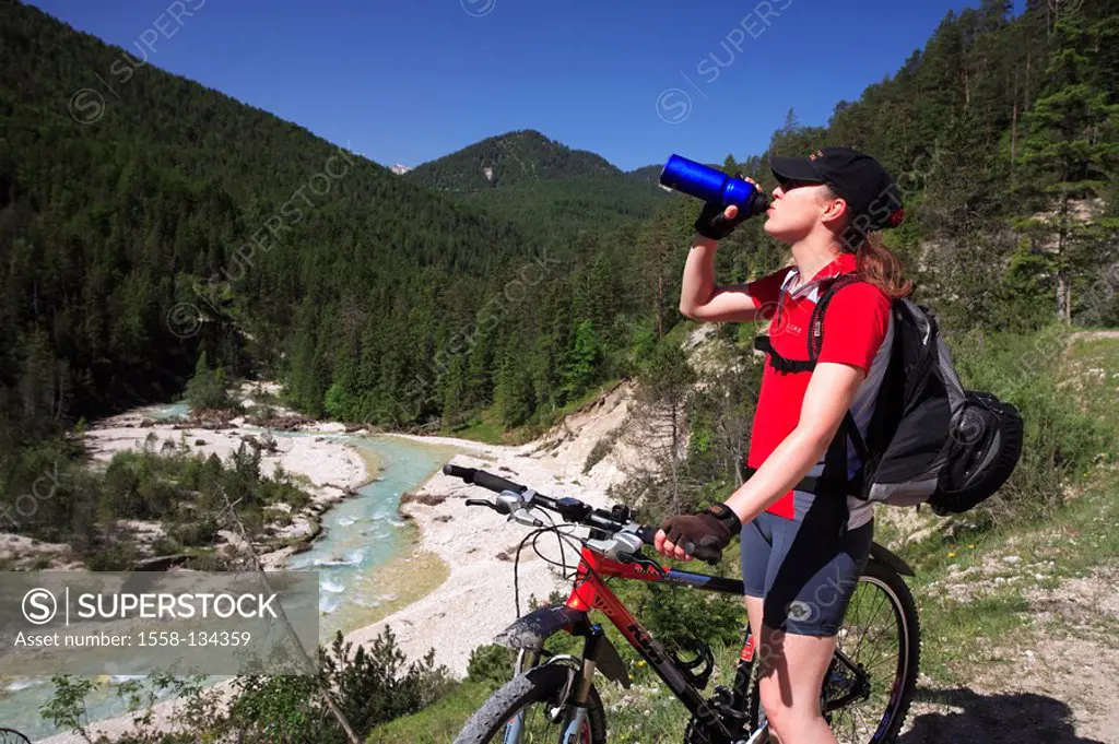 Austria, Tyrol, Karwendelgebirge, Hinterautal, river Isar, woman, Mountainbike, resting, summer, drinks Karwendel, mountains mountains river bed valle...