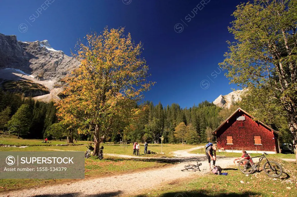 Austria, Tyrol, Karwendelgebirge, small Ahornboden, way-crossing, Mountainbiker, resting, alm, Birkkar top, autumn, no mr, Karwendel, mountains, mount...