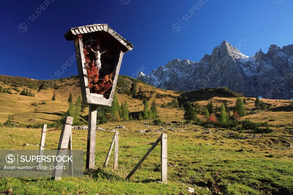Austria, Tyrol, Karwendelgebirge, mountain-meadows, way-cross, Laliderer walls, autumn, Karwendel, mountains, mountains, mountain-panorama, wayside, c...