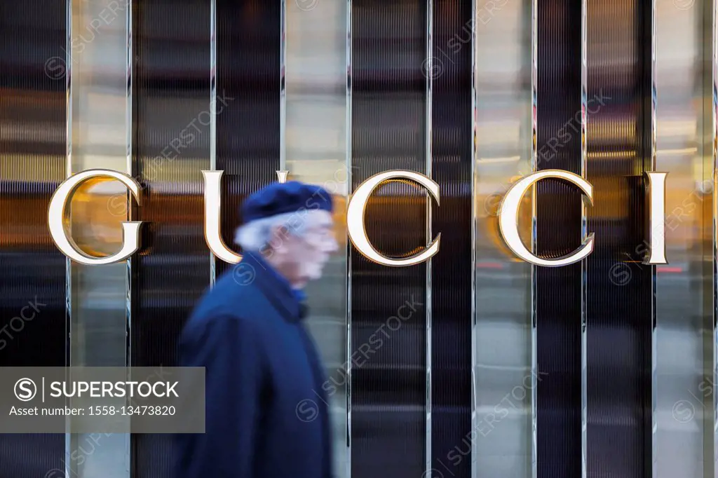 Europe, Germany, Hessia, Frankfurt, older Mister runs past the fashion shop 'Gucci'