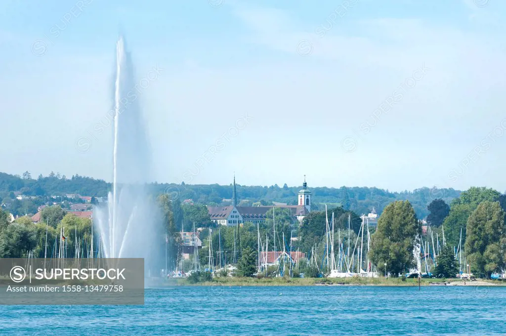 Switzerland, Kreuzlingen, water fountain in the Lake of Constance