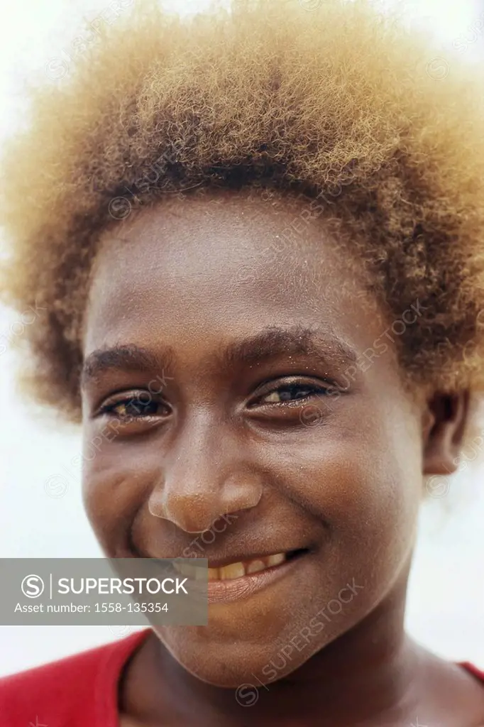 Ozeanien, Melanesien, Papua New Guinea, island Neuirland, woman, young, dark-skinned, blond, portrait, smiling, no release, island state, models peopl...