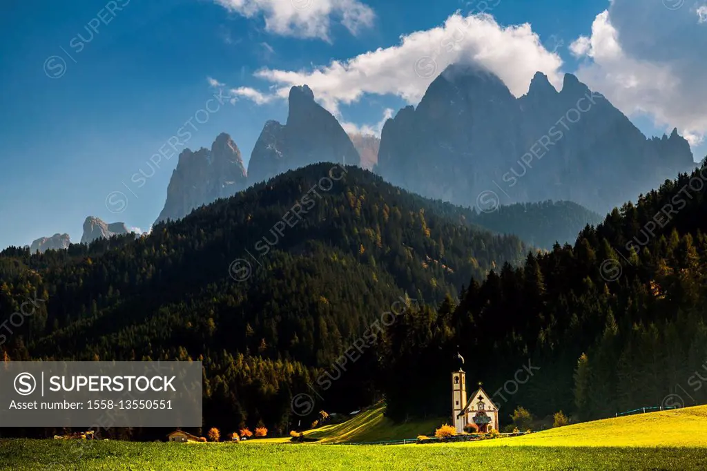 Italy, Alps, Dolomites, Mountains, South Tyrol, Val di Funes, Villnößtal, St, Johann in Ranui and Geisler Spitzen Mountains / Gruppo delle Odle, Autum...
