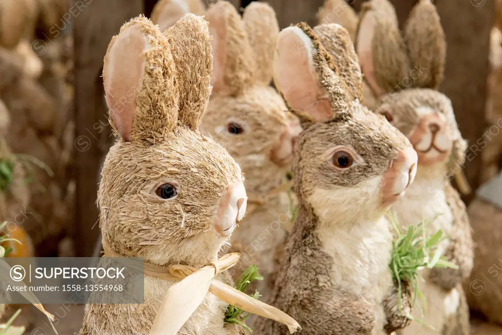 Straw hares, group, Easter market