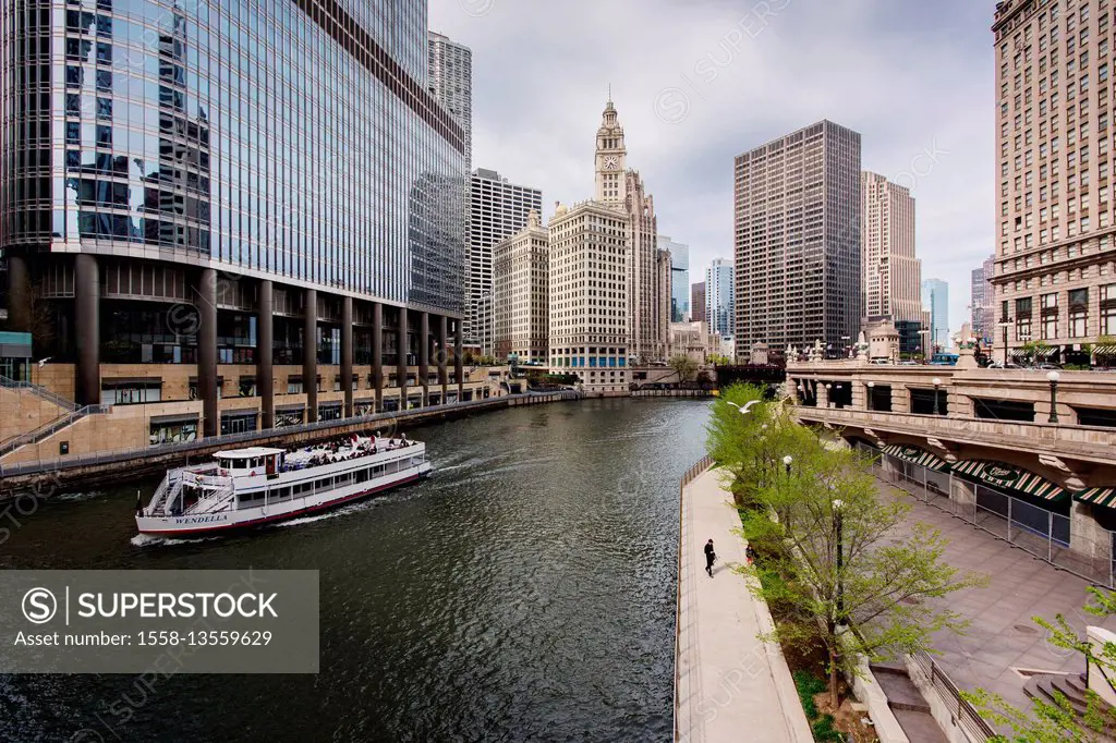 View over Chicago River at daytime