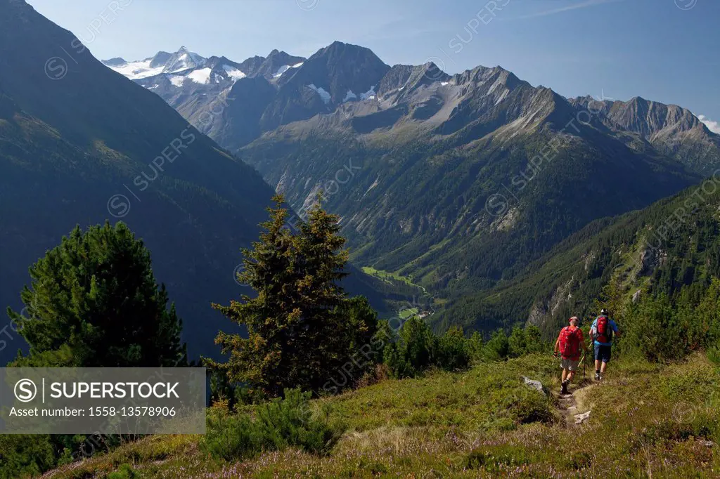 Austria, Tyrol, Zillertal, mountaineer in the Berlin high route