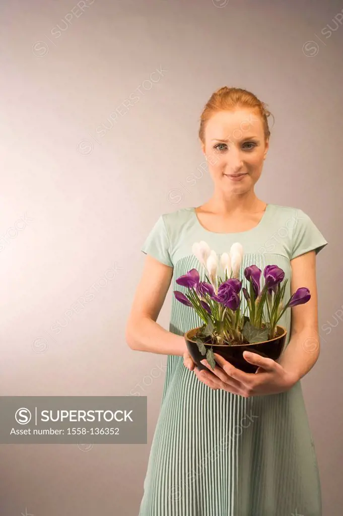 Woman, flower-peel, crocuses, holding, watching, camera, studio, 20-30 years, stands, series, red-hairy, beauty, concepts, Lifestyle, spring, protects...