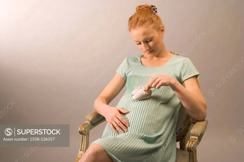 Woman, pregnant, chair, sitting, hands, belly, baby-shoes, holding, studio, 20-30 years, series, pregnant, pregnancy, mother, mother-luck, red-hairy, ...