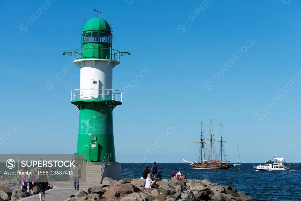 Germany, Mecklenburg-Western Pomerania, Warnemünde, lighthouse at the 'Westmole'