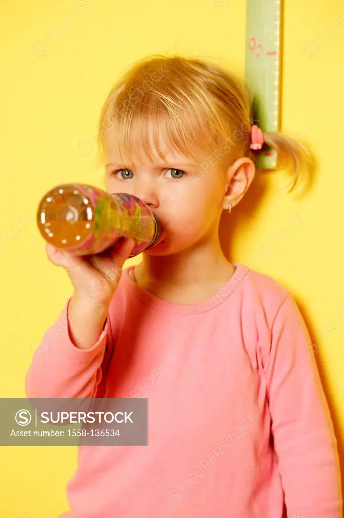 girl, blond, Trinkflasche, semi-portrait, series, people, child, thirst, baby-bottle, beverage, refreshment-beverage, seriously, defiantly, stands, in...