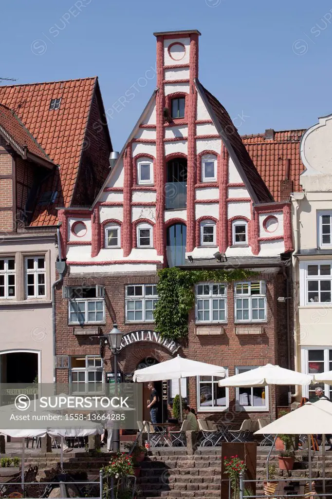 Historic house facade at 'Stintmarkt', River Ilmenau , Old Town, Lüneburg, Lower Saxony, Germany, Europe