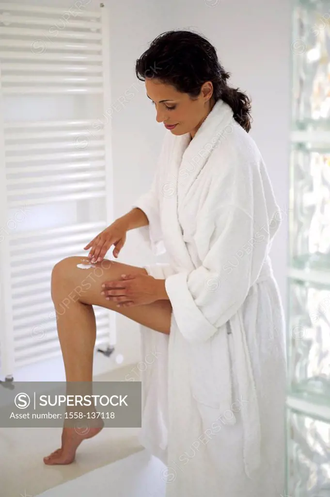 Bathrooms, woman, bathrobe, leg, Applie cream, at the side, series people young, dark-haired, body-care, leg-care, skin-care, cosmetics, body-lotion, ...