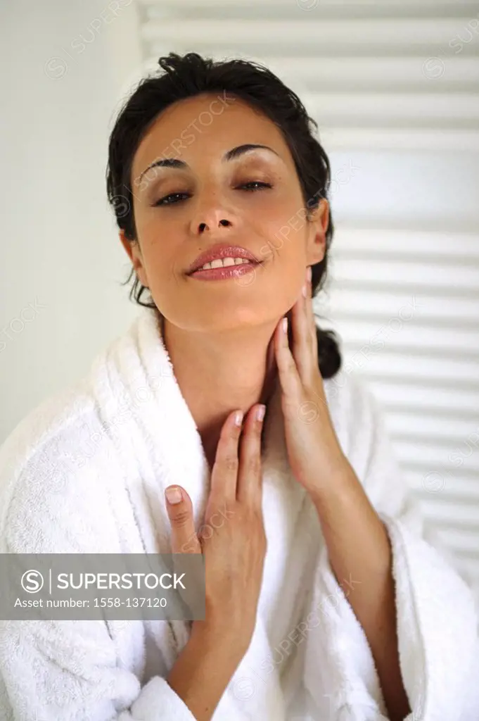 Bathrooms, woman, bathrobe, neck, semi-portrait, Applie cream, on series, people young, dark-haired body-care skin-care cosmetics, body-lotion, Bodylo...