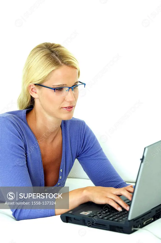 Lies woman, sofa, laptop, data input, concentration detail series people blond, long-haired, glasses, computers, gaze, monitor, internet, Internetsurf...