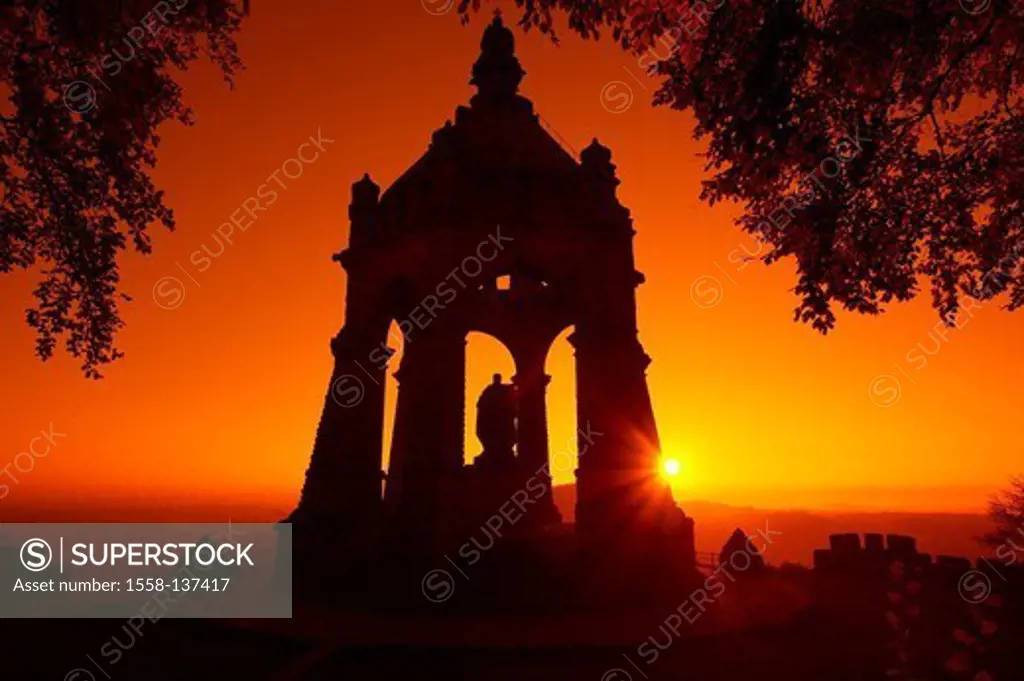 Germany, North Rhine-Westphalia, Porta Westfalica, emperor-Wilhelm-monument, sunrise,