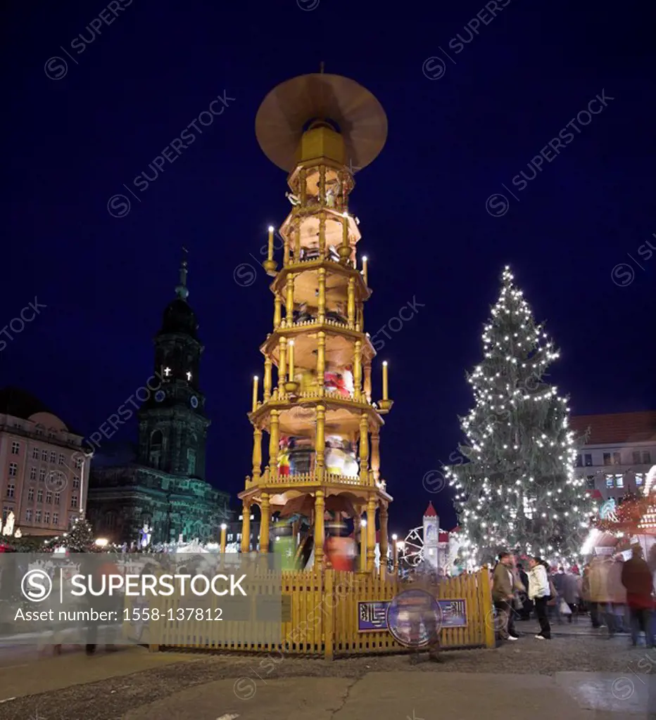 Germany, Saxony, Dresden, Striezelmarkt, Striezelmarkt-Pyramide, illumination, visitors, evening, city-place, stallcourt, cross-church, Christmas-mark...